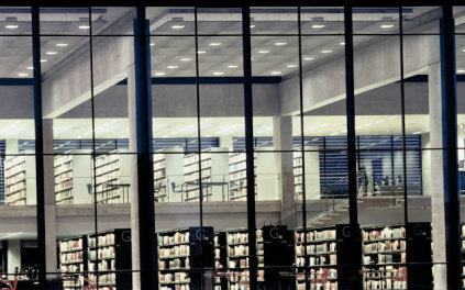 Gitterriste og loftsriste til loftsbeklædning  i Biblioteket på Roskilde Universitetscenter