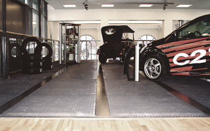 Ristedæk som gulv i showroom ved Citroën Danmark