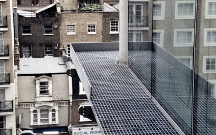 Gitterriste til pudsegangbroer ved glasfacade på Triton Square i London